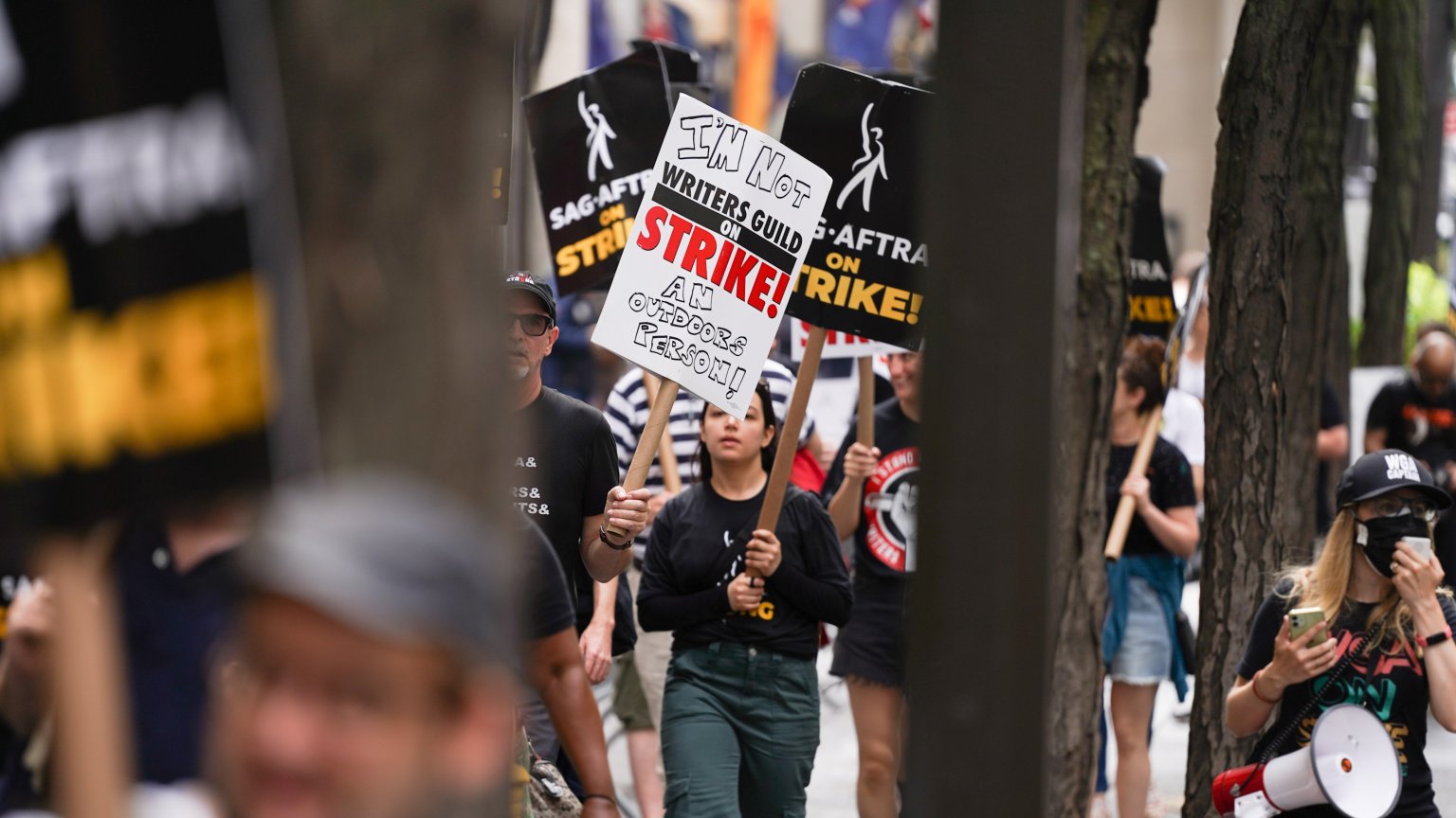 Na maandenlange staking gaan acteurs en studio's dinsdag weer om de tafel