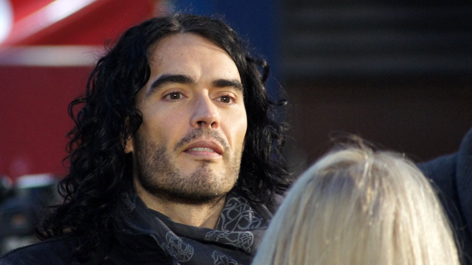 Russell Brand (48) beschuldigd van seksueel misbruik op set van 'Arthur'