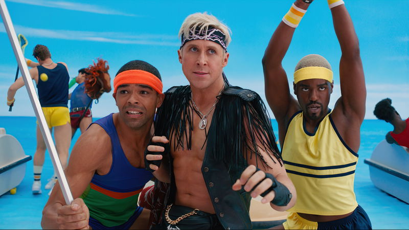  Kingsley Ben-Adir (links) in 'Barbie'. ©2022 Warner Bros. Entertainment Inc. All Rights Reserved