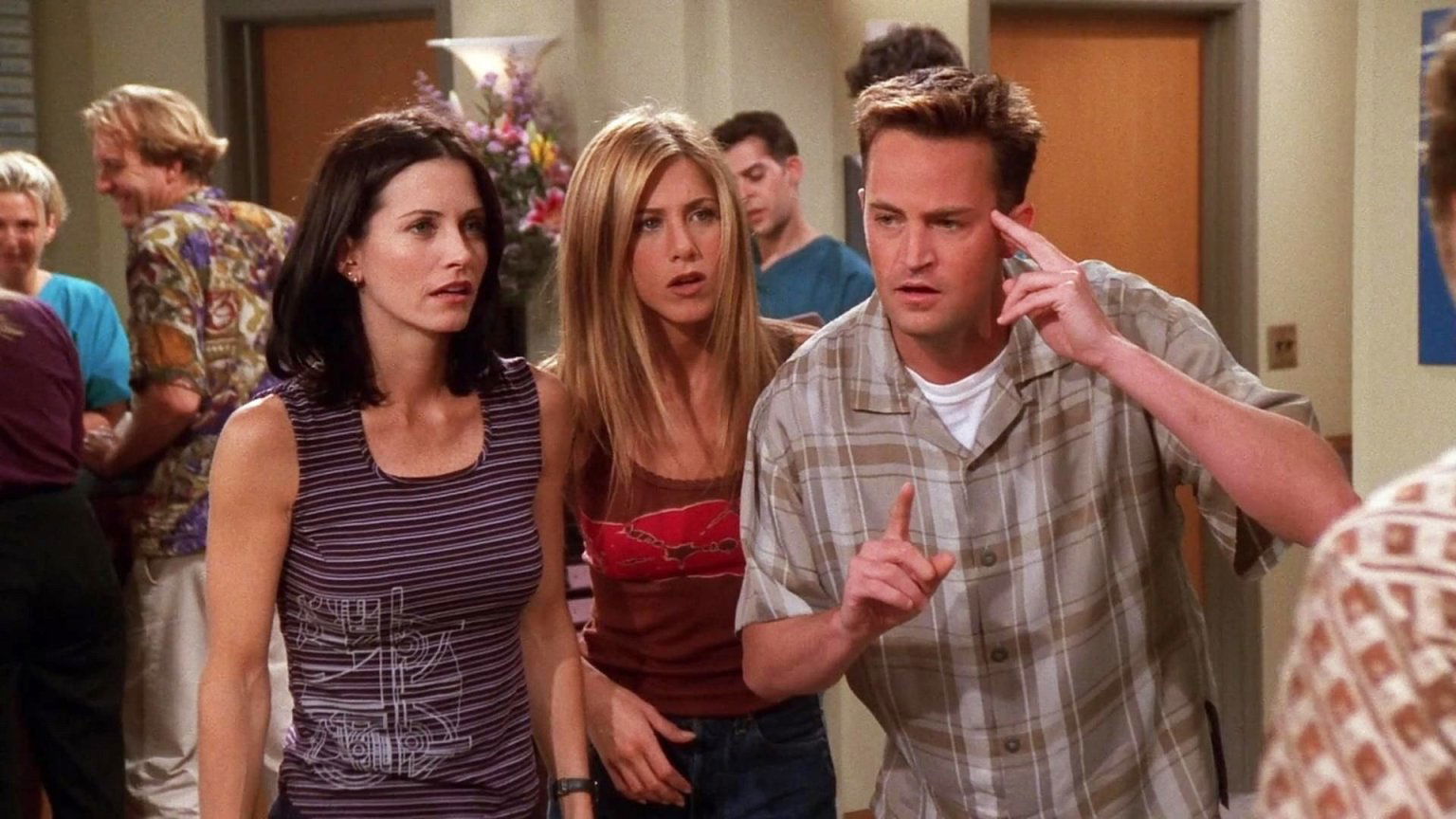 Gastactrice 'Friends' doet onthulling: Matthew Perry zorgde ervoor dat Chandler niet vreemdging
