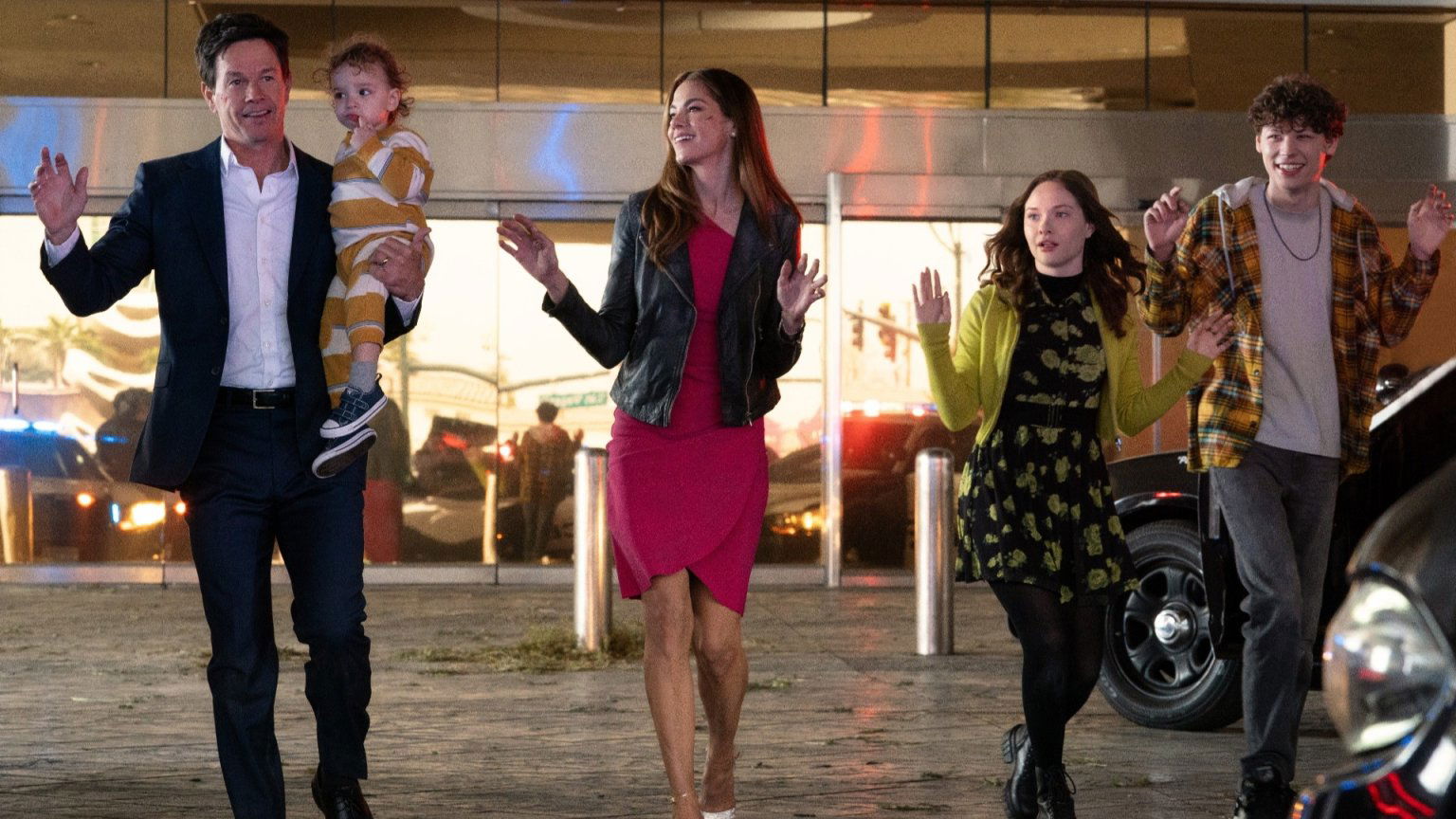 Mark Wahlberg krijgt een stel huurmoordenaars op zijn dak in de trailer van nieuwe actiekomedie