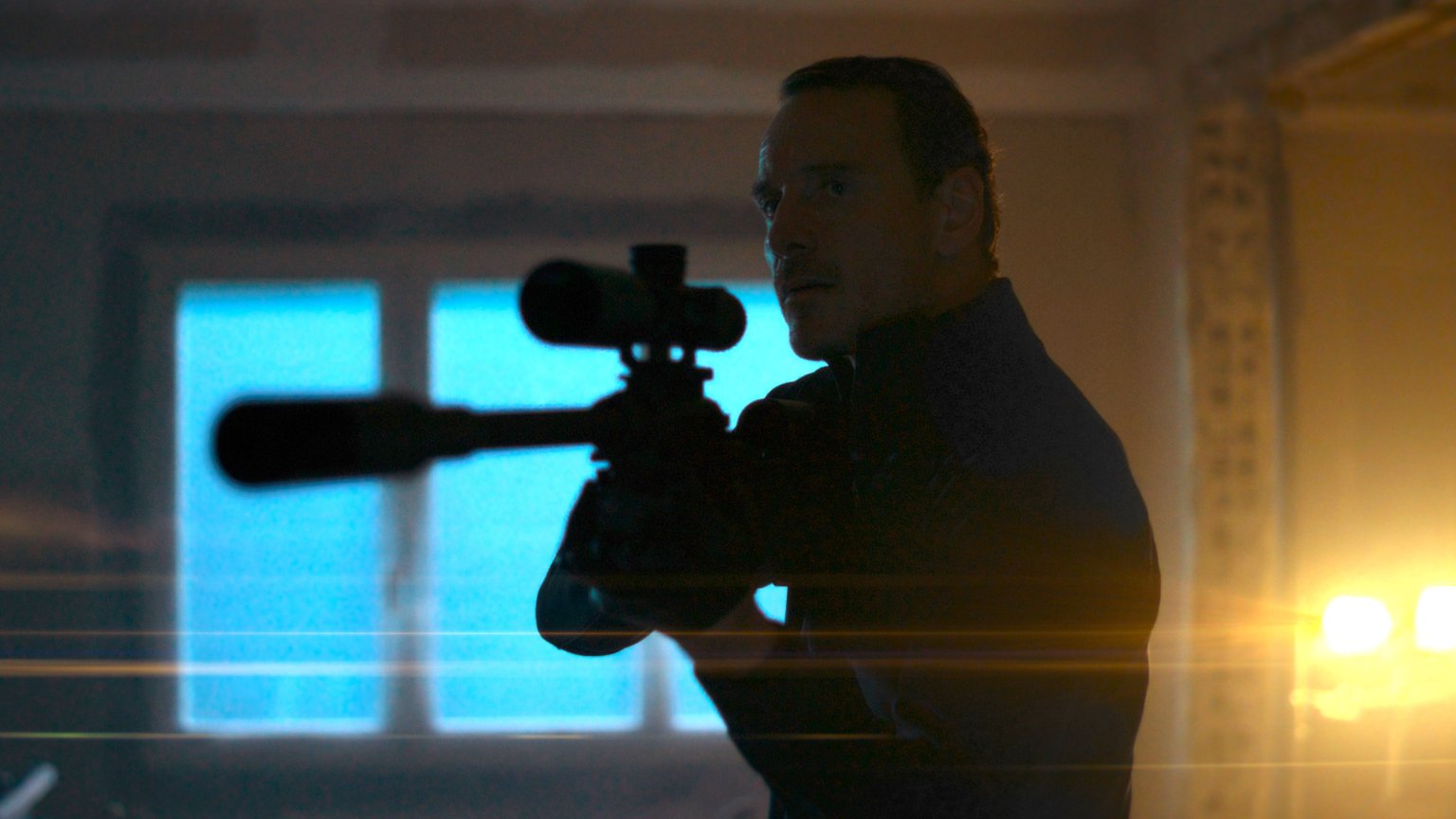 Michael Fassbender maakt indruk met duistere Netflix-thriller: 'Op het puntje van je stoel'