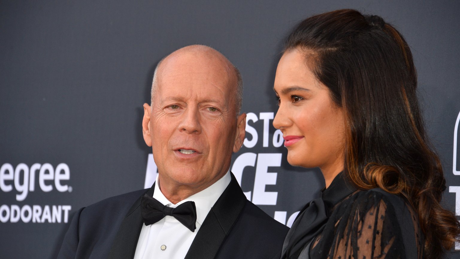 Partner Bruce Willis vertelt meer over impact dementiediagnose: 'Ik worstel met schuldgevoelens'