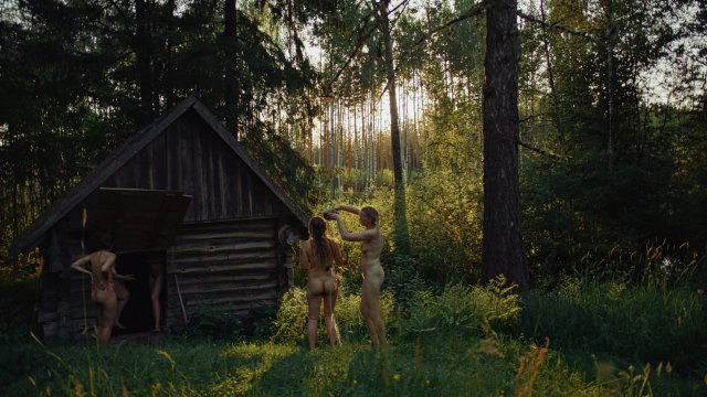 Recensie 'Smoke Sauna Sisterhood'