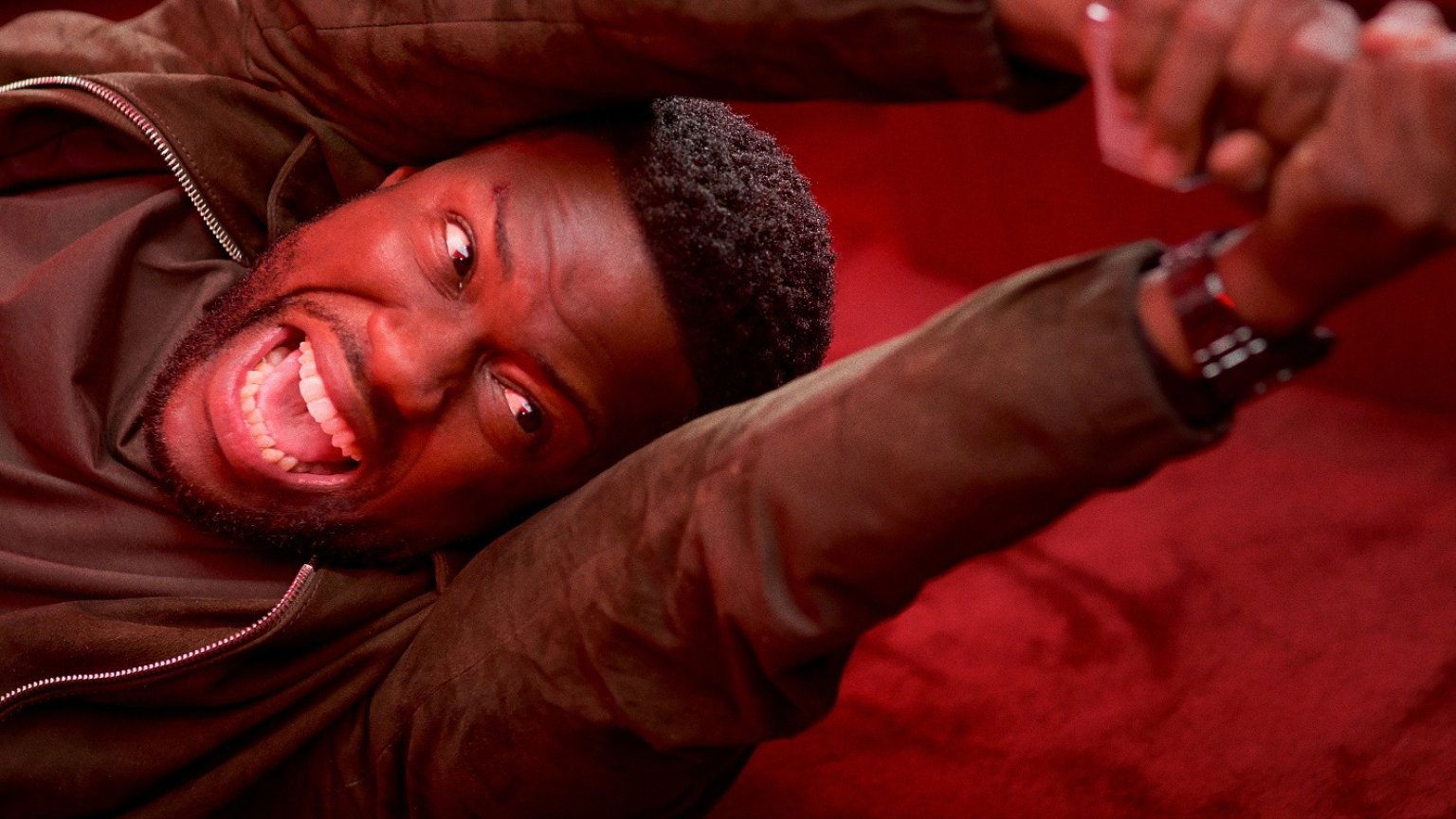 Kevin Hart berooft een vliegtuig in nieuwe trailer van Netflix-film 'Lift'