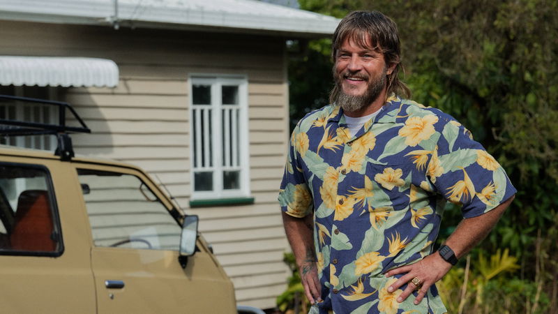 Travis Fimmel in 'Boy Swallows Universe', afbeelding via Netflix
