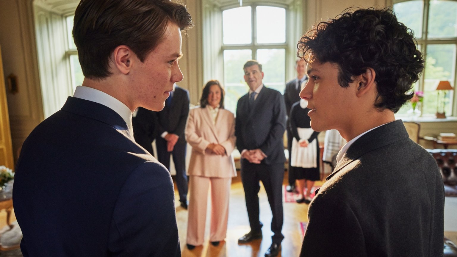 Netflix deelt nieuwe beelden van Wilhelm en Simon in 'Young Royals' seizoen 3