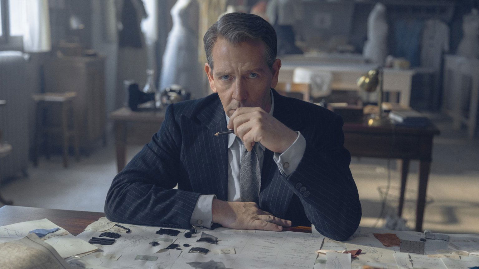'The New Look' trailer: Ben Mendelsohn speelt wereldberoemde modeontwerper