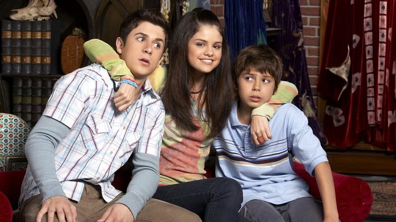 David Henrie (links) als Justin Russo in 'Wizards of Waverly Place', afbeelding via TMDb