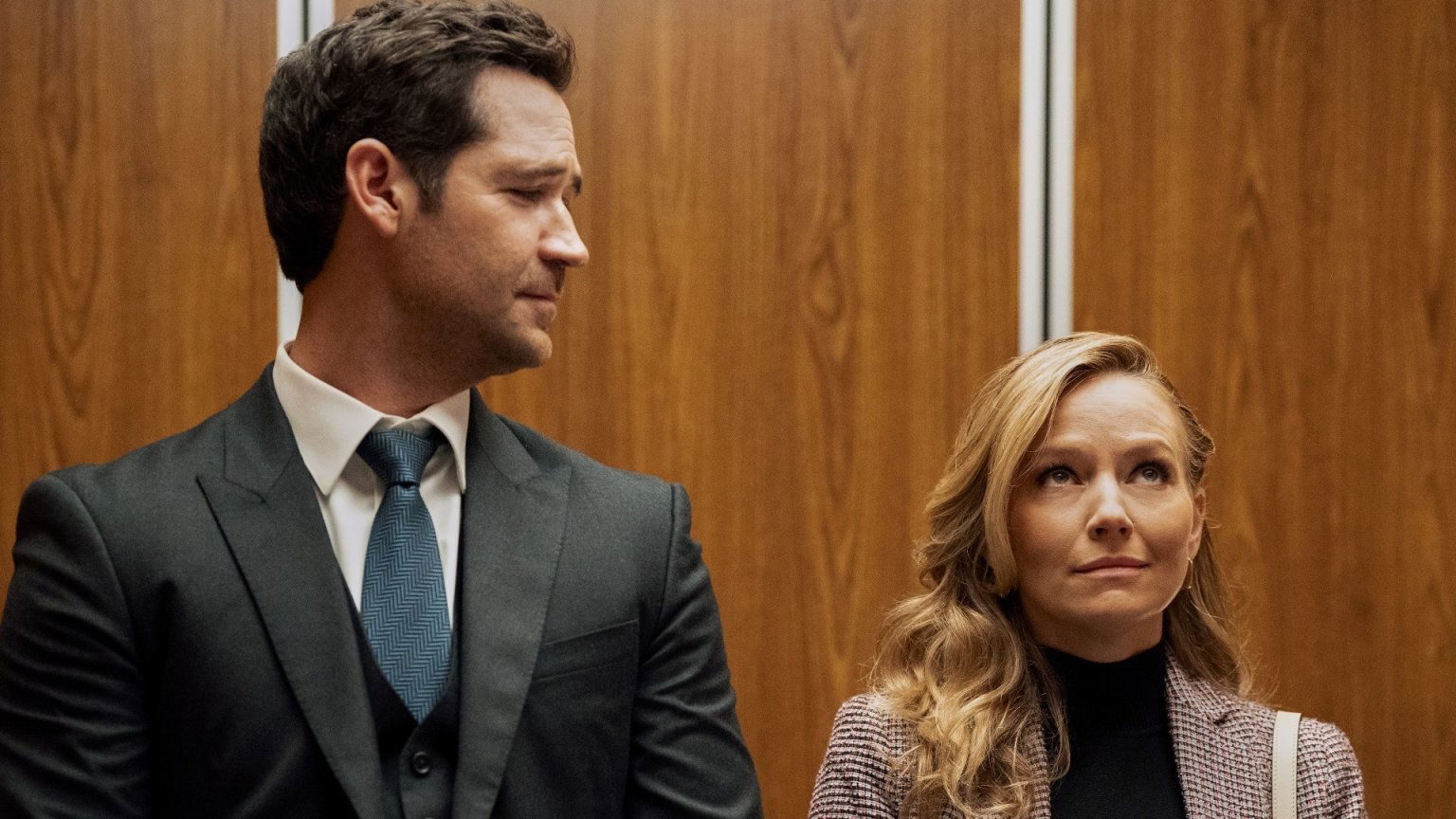 Eerste beelden: Manuel Garcia-Rulfo op de set van 'The Lincoln Lawyer' seizoen 3