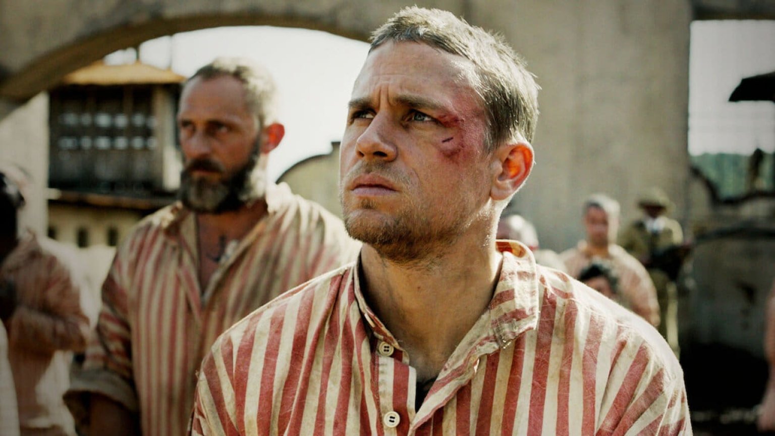 Charlie Hunnam maakt indruk op Netflix met meeslepende thriller