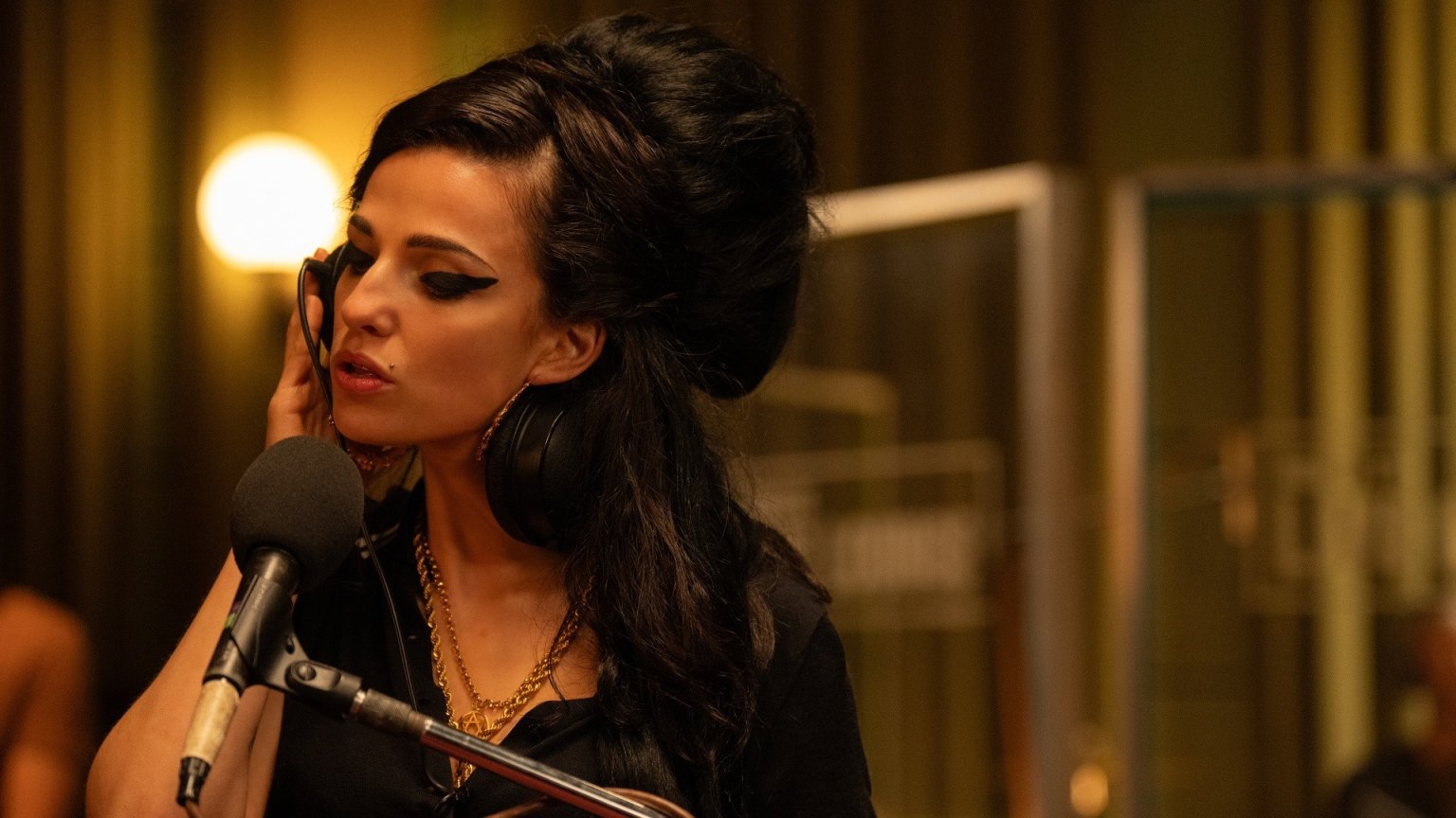 Het turbulente leven van Amy Winehouse staat centraal in de trailer van 'Back to Black'