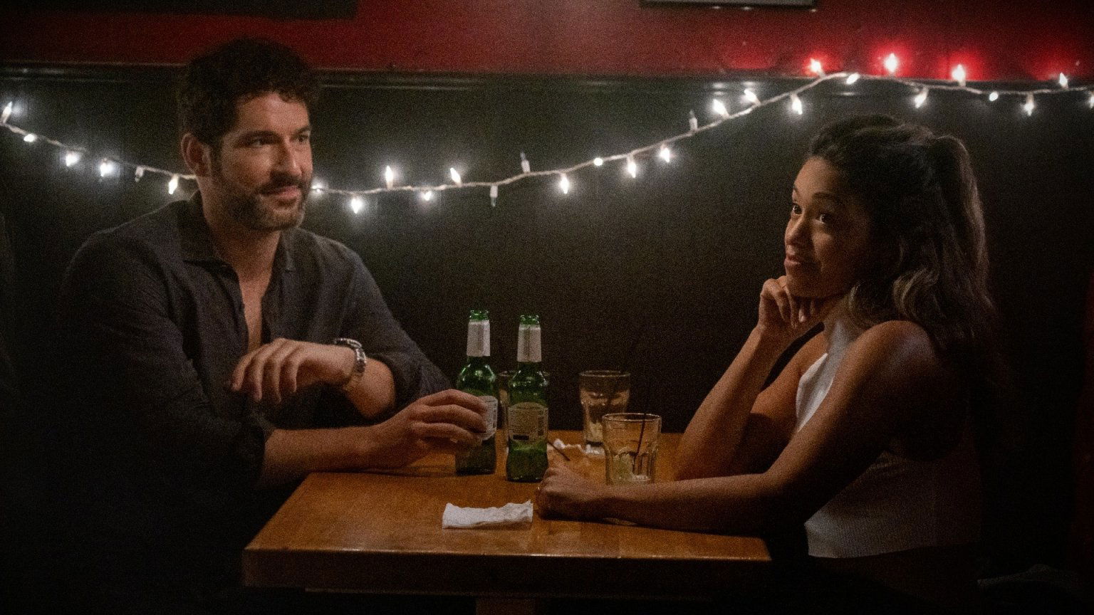 Nieuwe romantische Netflix-film met 'Lucifer'-ster Tom Ellis nu te zien
