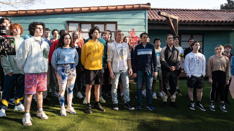 Op de set van 'Cobra Kai' seizoen 6, afbeelding via Curtis Bonds Baker/Netflix © 2024