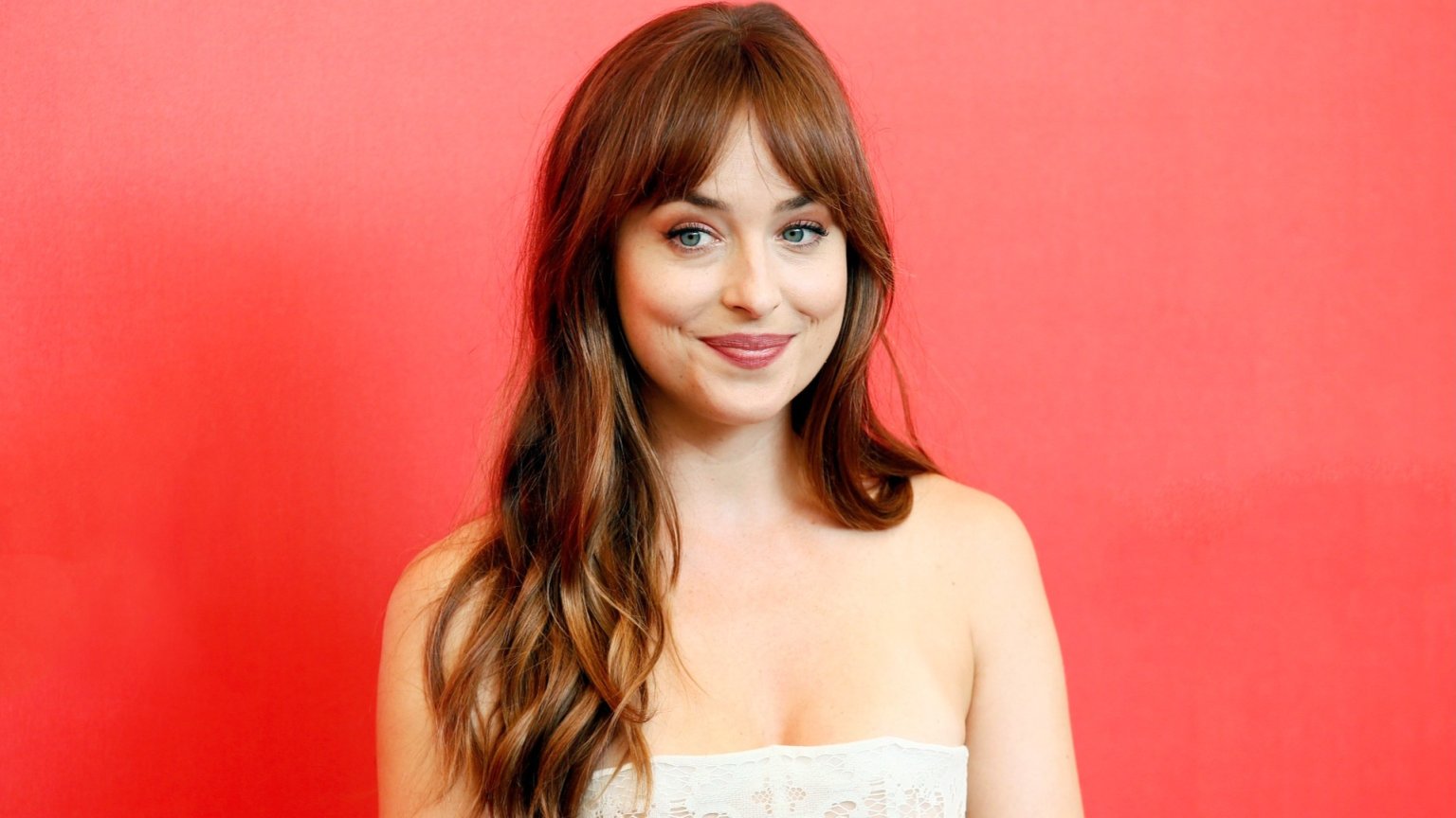 Regisseur Oscarkanshebber wil romcom maken met Dakota Johnson, Chris Evans en Pedro Pascal
