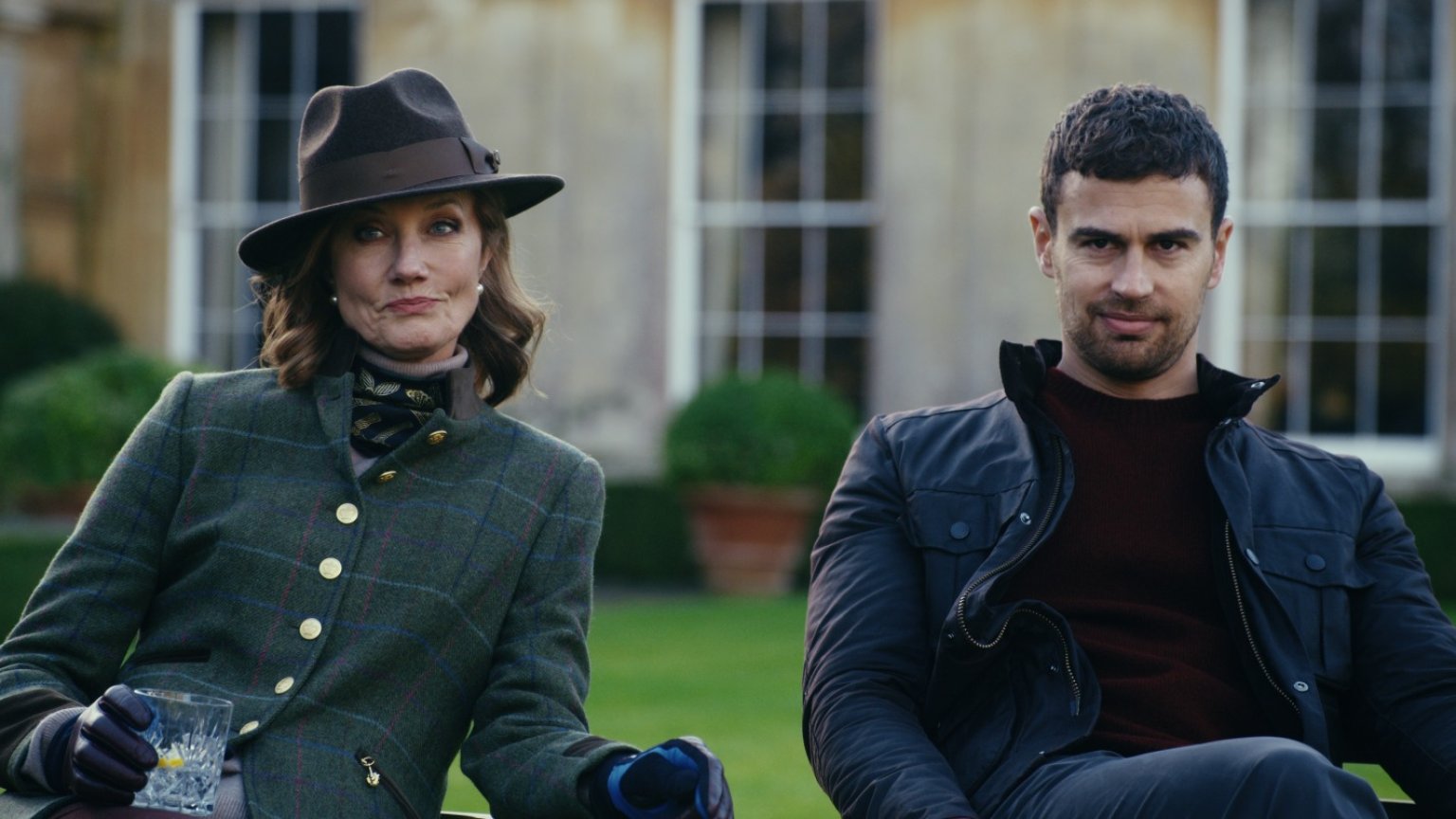 Netflix onthult explosieve trailer geestige Britse serie van Guy Ritchie
