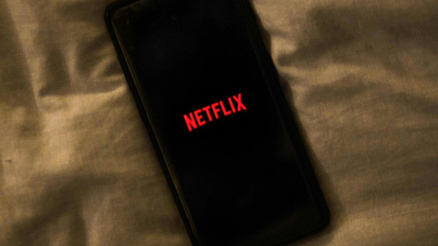 Netflix sluit deal met schrijver 'Extremely Wicked, Shockingly Evil and Vile' over bloedstollend script