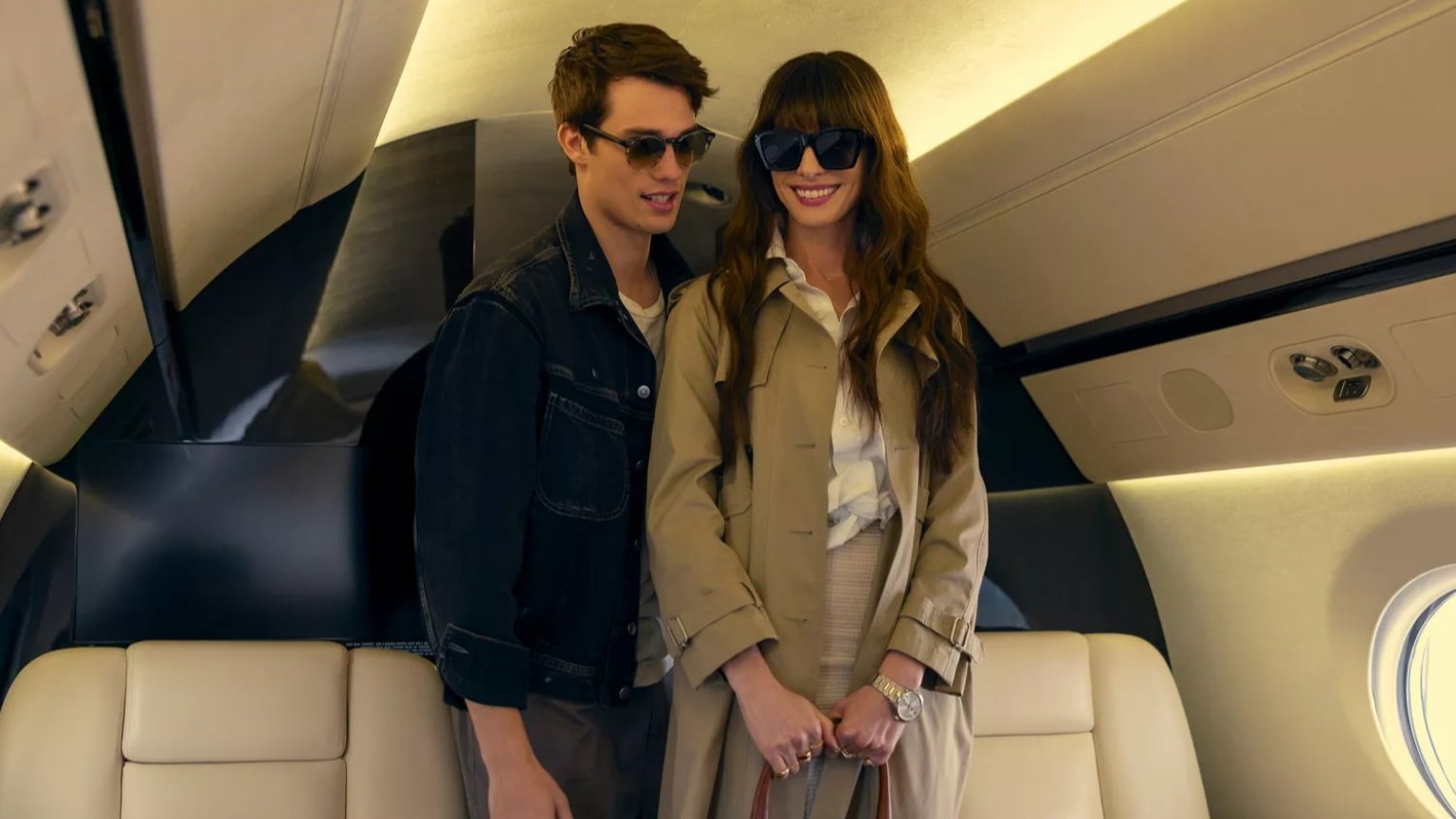 Anne Hathaway wordt verliefd op een jongere popster in de trailer van 'The Idea of You'