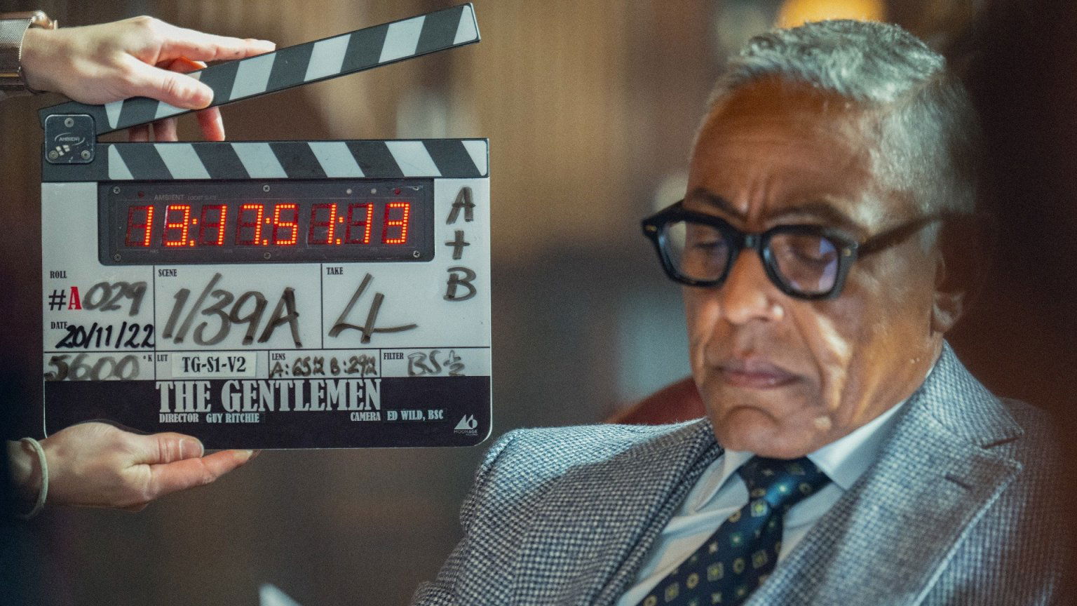 Netflix geeft een kijkje achter de schermen bij nieuwe populaire serie 'The Gentlemen'