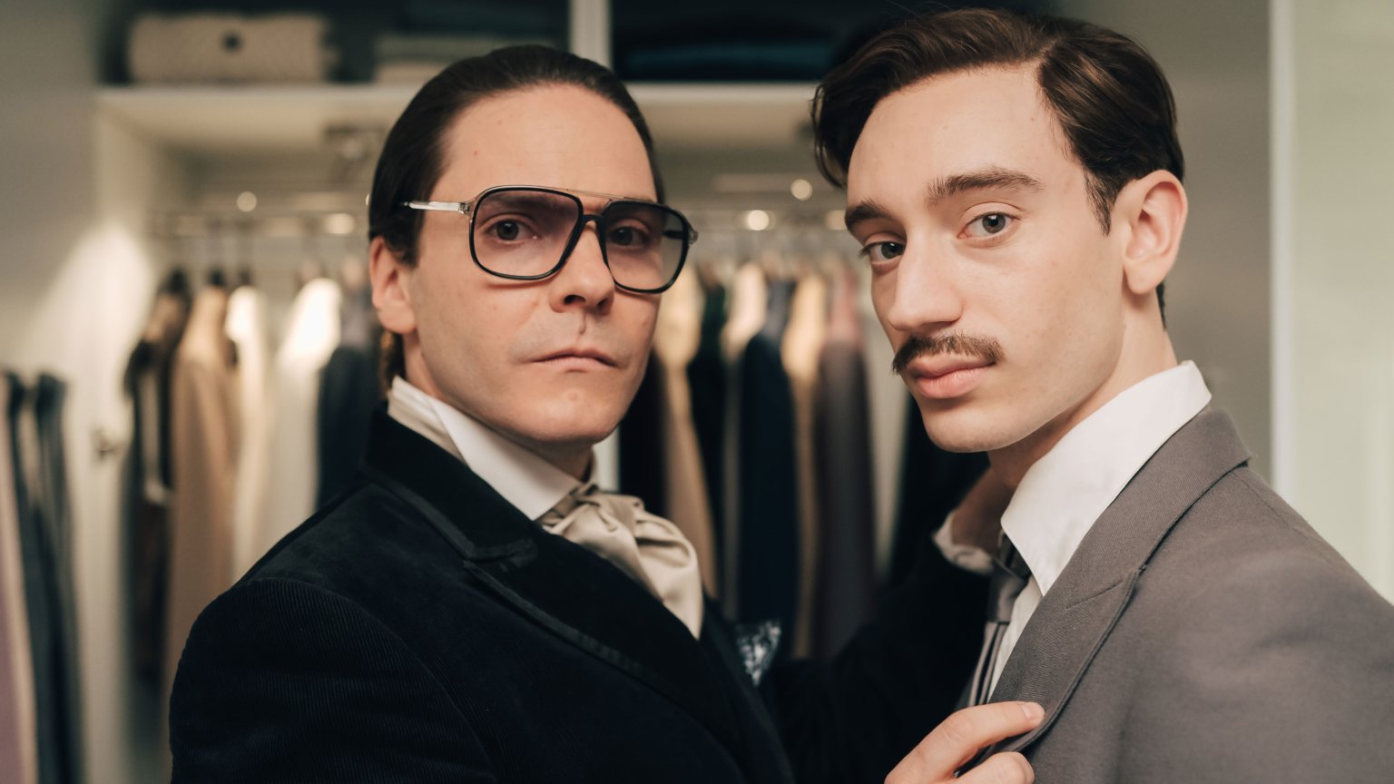 Disney+ onthult releasedatum van waargebeurde miniserie met Daniel Brühl