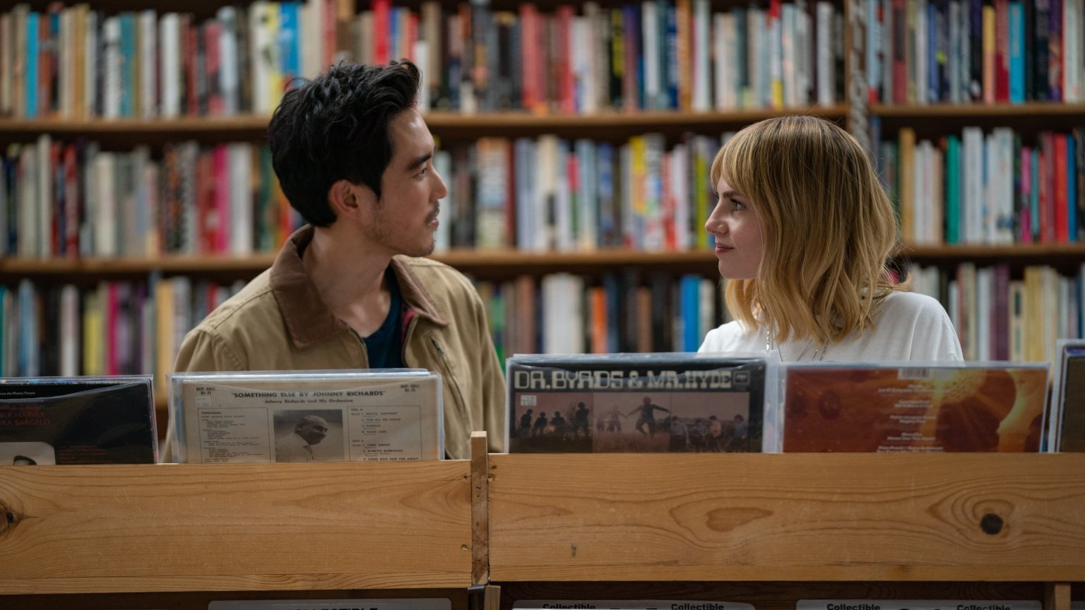 Muziek brengt Lucy Boynton terug in de tijd in de trailer van 'The Greatest Hits'