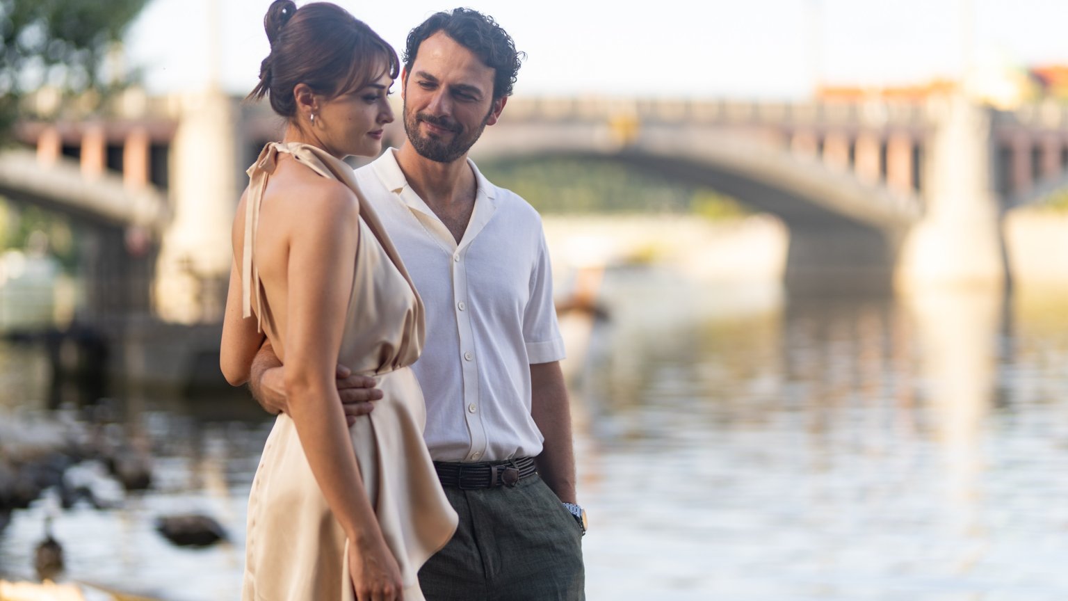 Nieuw romantisch verhaal over gezochte kunstdief scoort verrassend goed op Netflix