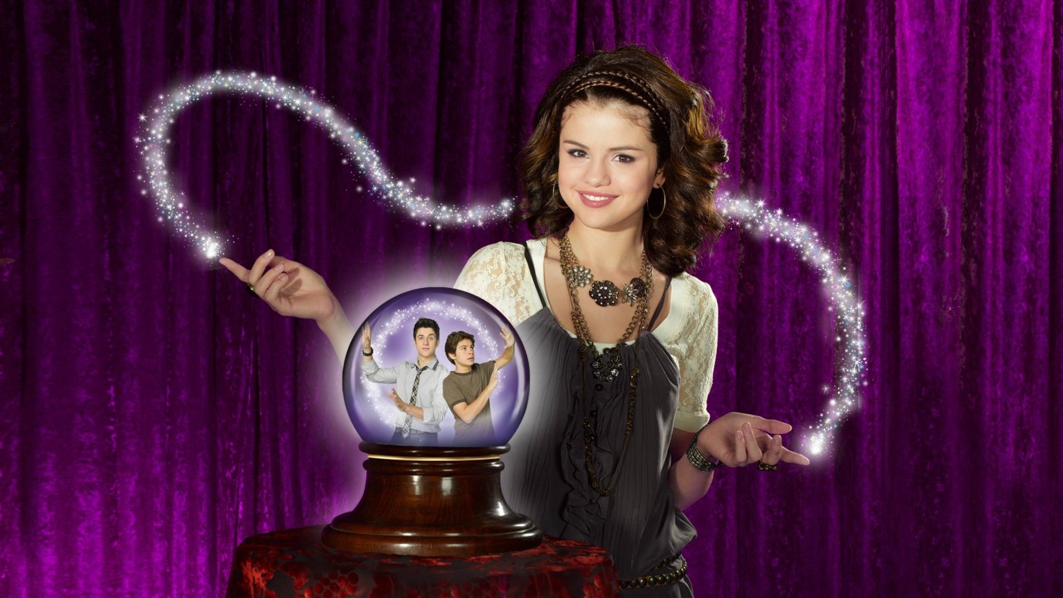 Disney+ deelt eerste blik op Selena Gomez in nieuwe 'Wizards of Waverly Place'-serie