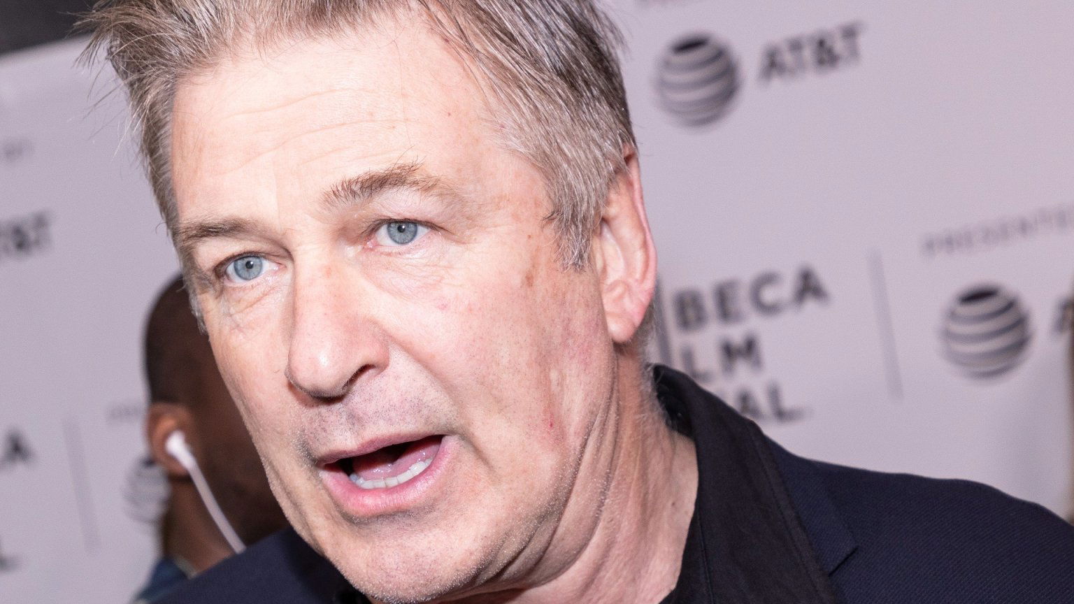 Vrouw die wapen Alec Baldwin laadde krijgt forse celstraf: 'Ze is niet schuldbewust'