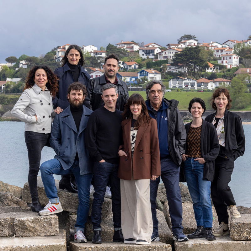 Op de set van 'Un Fantasma en la Batalla', afbeelding via Netflix / Deadline