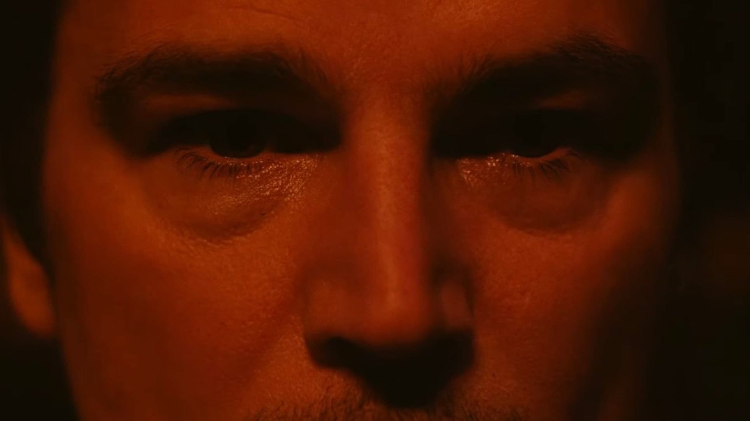 Seriemoordenaar zit in de val in trailer M. Night Shyamalans nieuwste horrorfilm 'Trap'