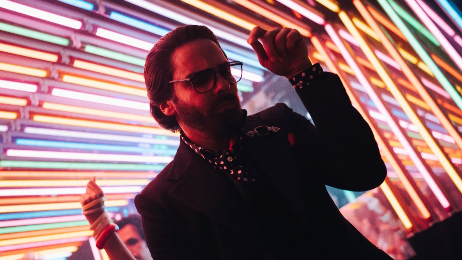 Daniel Brühl is modeontwerper Karl Lagerfeld in trailer waargebeurde miniserie van Disney+