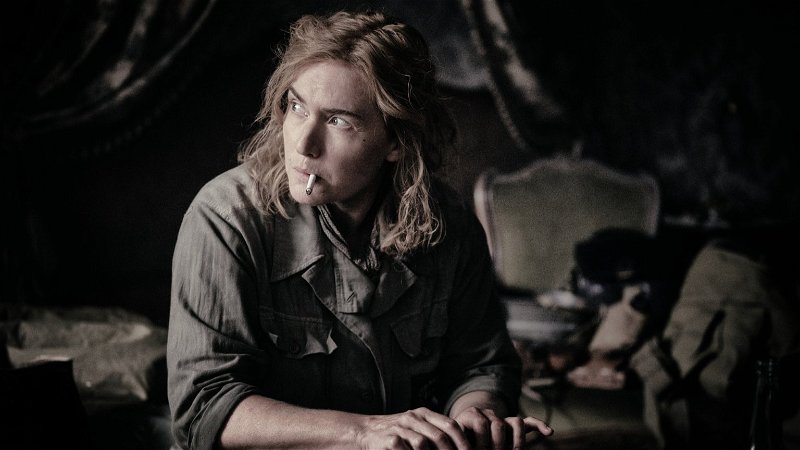 Kate Winslet fotografeert oorlogsleed in de teasertrailer van nieuw WO II-drama
