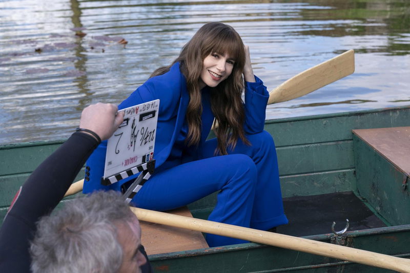 Lily Collins op de set van 'Emily in Paris' seizoen 4, afbeelding via Netflix