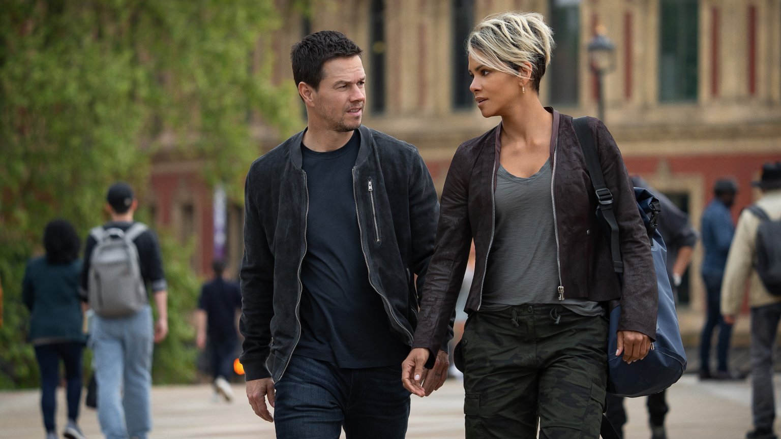 Eerste beelden: Mark Wahlberg vanaf augustus op Netflix in nieuwe spionagethriller
