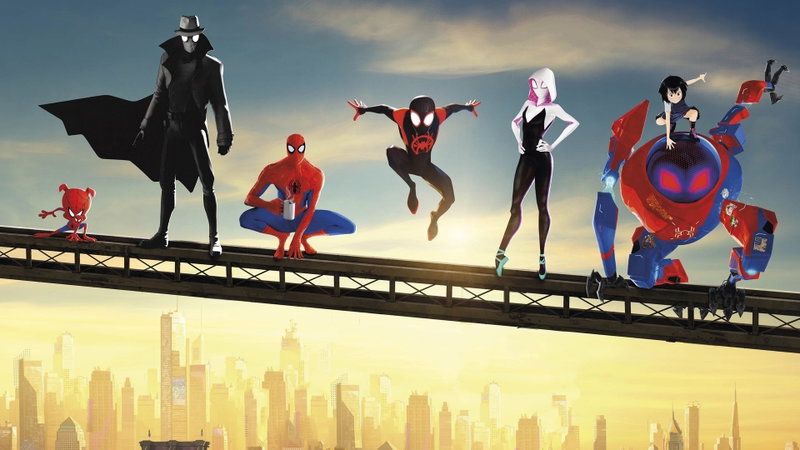 Spider-Man Noir (tweede van links) in 'Into the Spider-Verse', afbeelding via TMDb