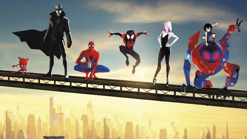 Spider-Man Noir (tweede van links) in 'Into the Spider-Verse', afbeelding via TMDb