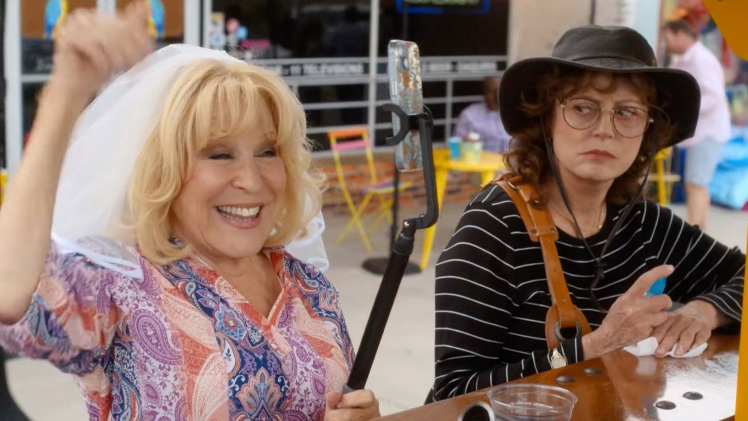 Bruidsmeisjes zetten bruiloft op z'n kop in de trailer van romcom 'The Fabulous Four'