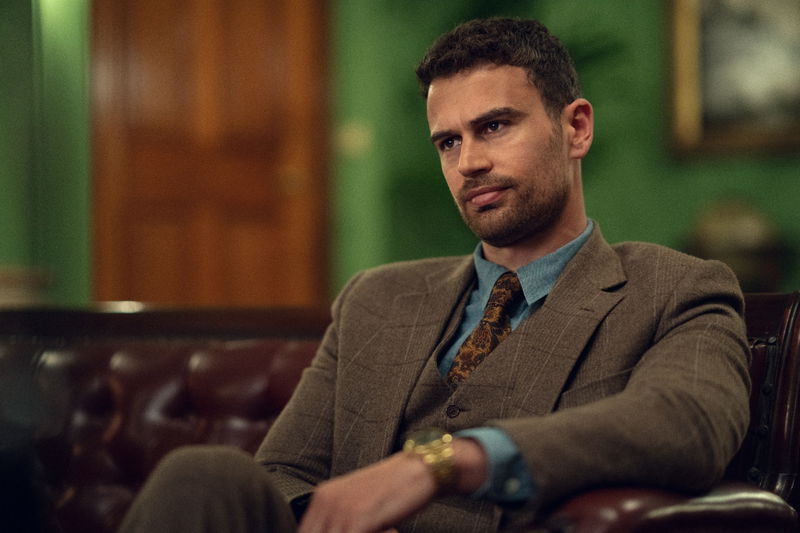 Theo James in 'The Gentleman'. Afbeelding via Christopher Rafael/Netflix.