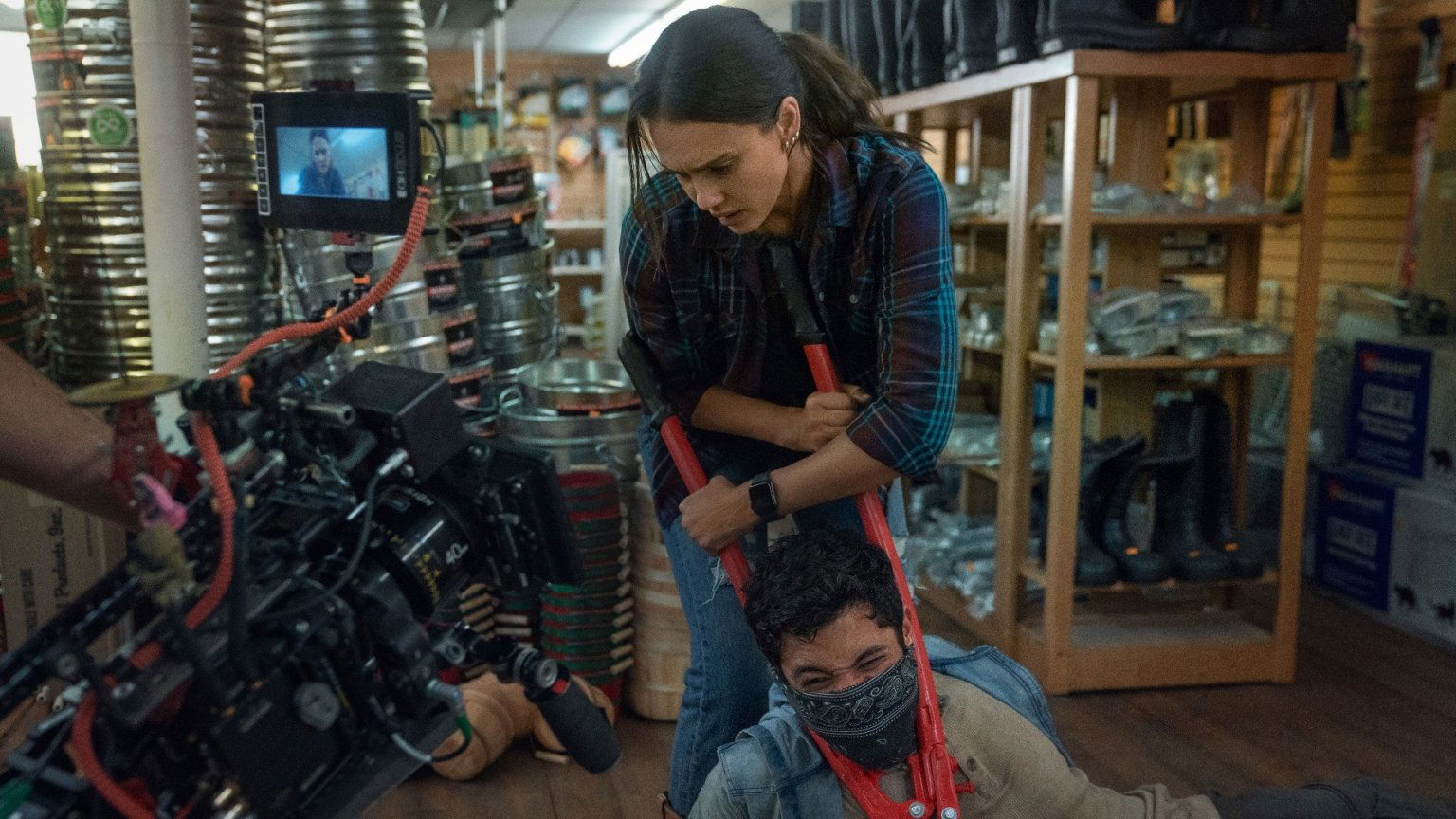 Netflix geeft kijkje achter de schermen bij populaire wraakthriller 'Trigger Warning'