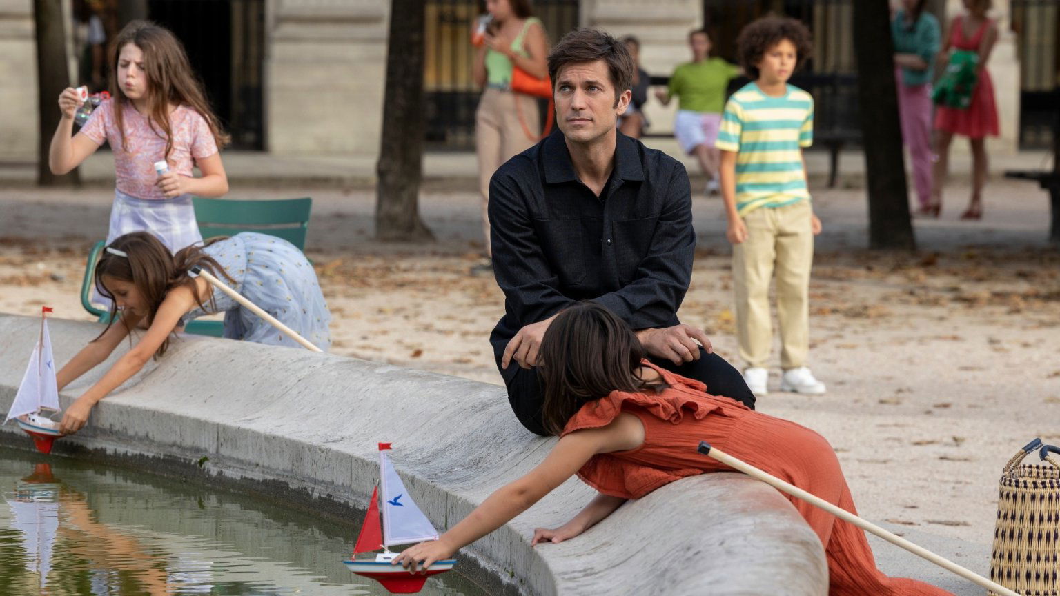Prime Video kondigt film over meestercrimineel aan: hoofdrol voor 'Emily in Paris'-acteur