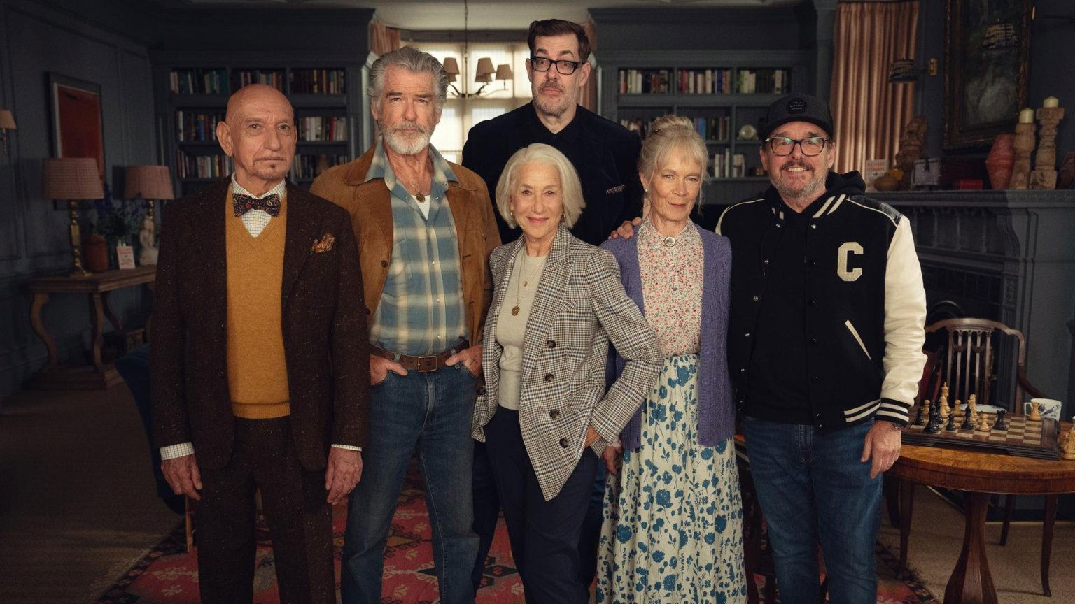 Opnames van misdaadfilm 'The Thursday Murder Club' met Pierce Brosnan en Helen Mirren gestart