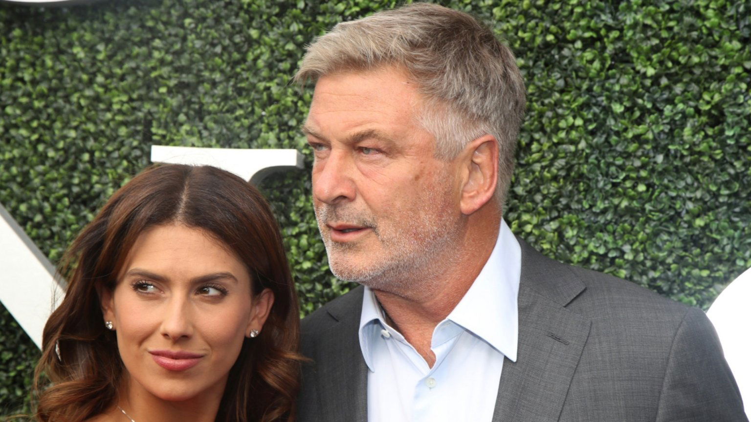 Weduwnaar van cameravrouw 'Rust' plant nieuwe stappen na vrijspraak Alec Baldwin