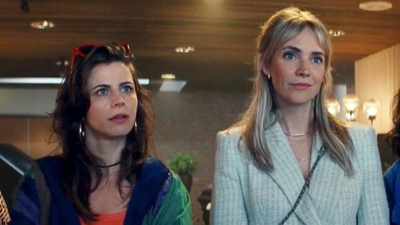 Elise Schaap en Bracha van Doesburgh spelen een tweeling in de teaser van nieuwe komedie