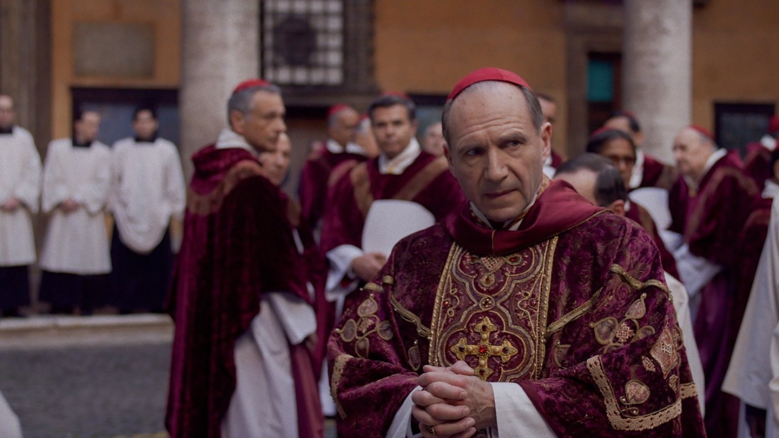 'Conclave' trailer: Ralph Fiennes ontdekt pauselijke samenzwering in nieuwe thriller