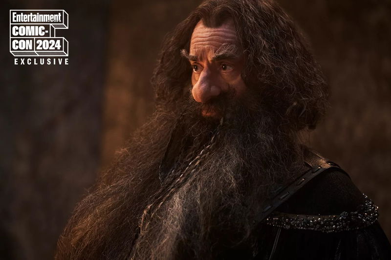 Kevin Eldon als dwerg Narvi, afbeelding via Ross Ferguson / Prime Video / Entertainment Weekly