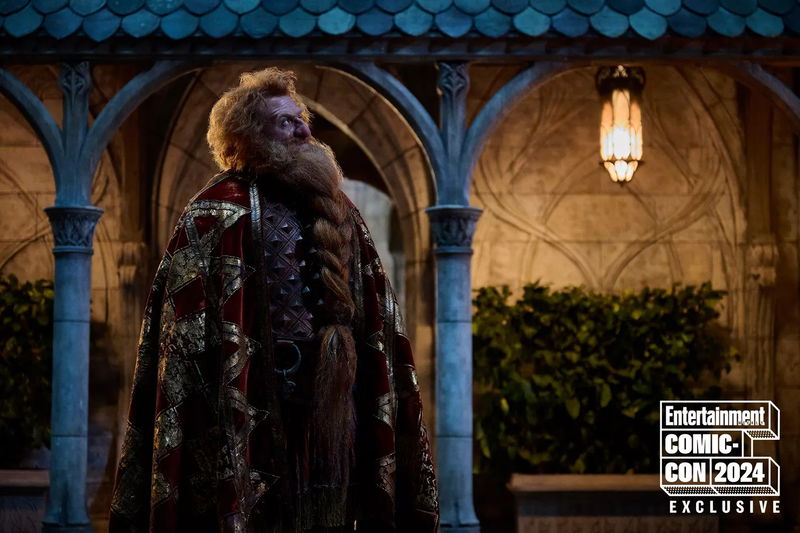 Owain Arthur als Prins Durin in seizoen 2, afbeelding via Ben Rothstein / Prime Video / Entertainment Weekly