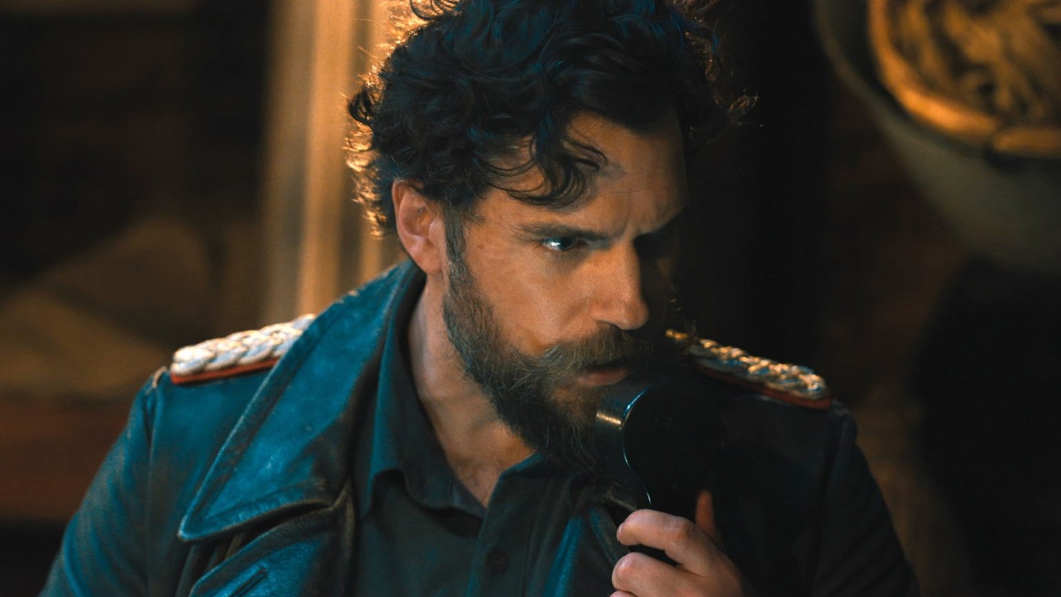 Guy Ritchie's nieuwe oorlogsfilm met Henry Cavill vanaf vandaag te zien