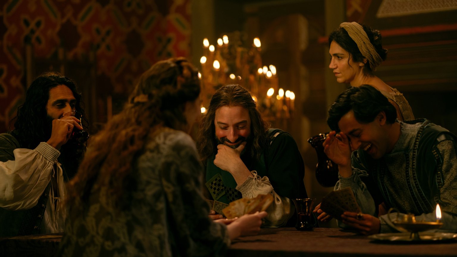 Kijkers verrassend enthousiast over nieuw 'krankzinnig' kostuumdrama op Netflix