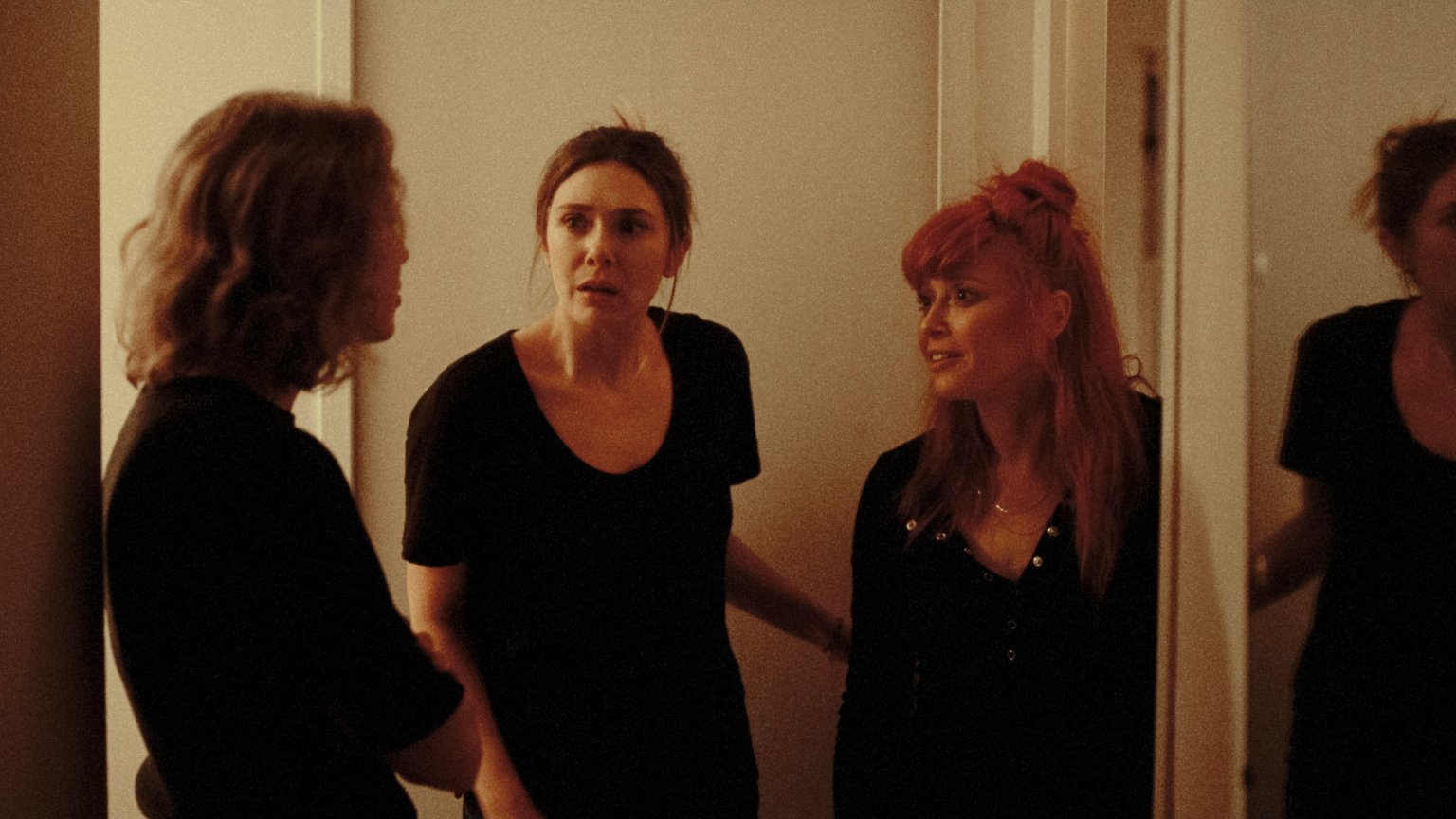 Netflix deelt de trailer van nieuw ontroerend drama met Elizabeth Olsen en Carrie Coon
