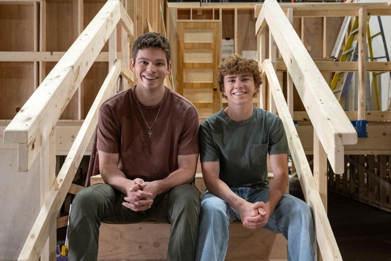 Daniel Diemer en Walker Scobell. Afbeelding via Disney/Eric Milner.